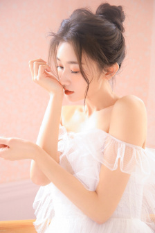 宝贝对着摄像头自己做